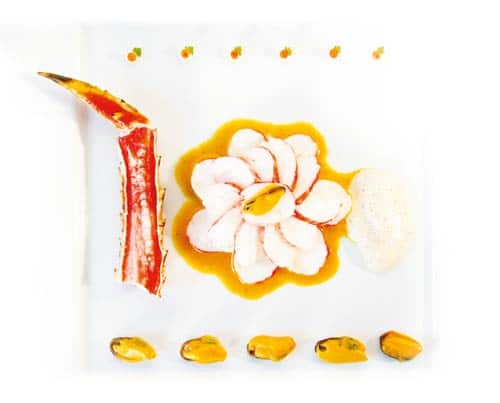 Königskrabbe mit Bouchotmuscheln, Erdnusscreme und Zimtblüten-Macis-Schaum (Götz Rothacker)