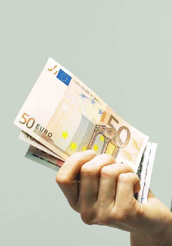 Eine Hand hält Bargeld, zu sehen ist ein fünfzig euro schein und mehr 