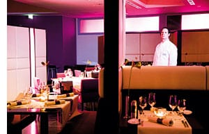 Erich Cochlar in einem stylisch modernen Restaurant 