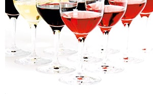 Weingläser, gefüllt mit unterschiedlichen Weinsorten 