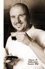 Thomas M. Walkensteiner mit einem Espresso in der Hand