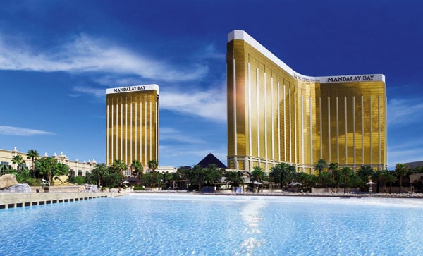 der Pool und die goldene Glasfront des Mandala Bay Hotels
