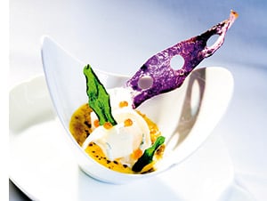 Steinbutt-Crème-Brûlée mit Salbei, Forellenkaviar und Schwarzwurzeln