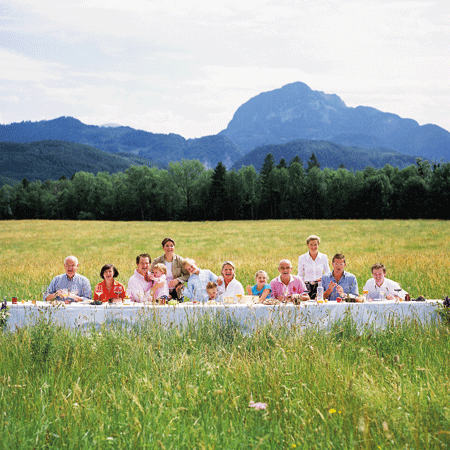 Familie Döllerer ahmt das letzte Abendmahl mit Bergen als Kulisse nach 