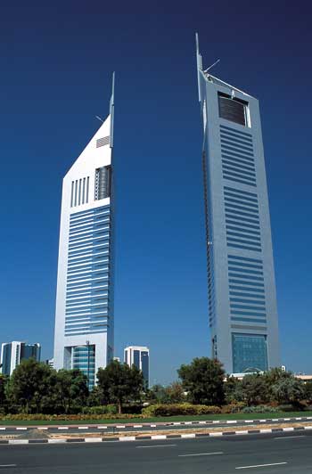 zwei Wolkenkratzer in Dubai 