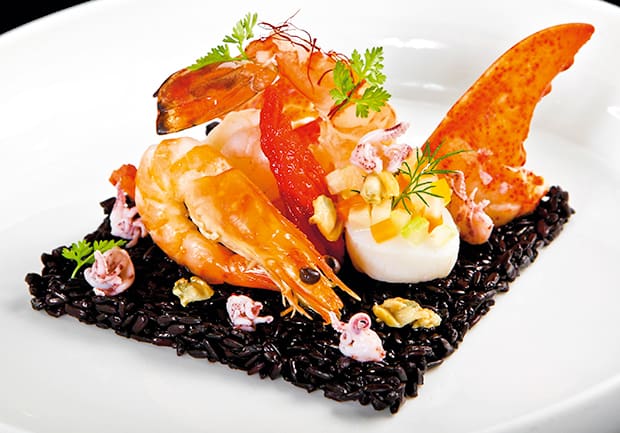 Lotao Royal Pearl Black mit Meeresfrüchten und Limetten-Muschelnage