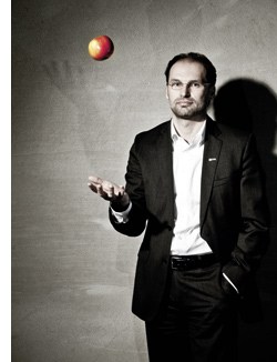Thomas Panholzer jongliert mit einem Apfel