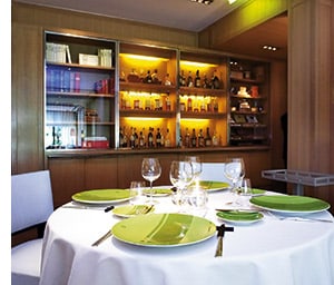 ein gedeckter Tisch im Hotel Restaurant Troisgros