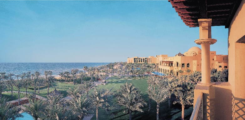 Die Anlage des Atlantis aus einer der Suiten fotografiert, zu sehen ist der Pool und Palmen 