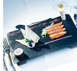 Gebratenes Sashimi vom Polarsaibling mit Hibiscus-Curry und Papadums