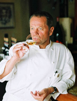 Wolfgang Puck genehmigt sich einen Schluck Weißwein 