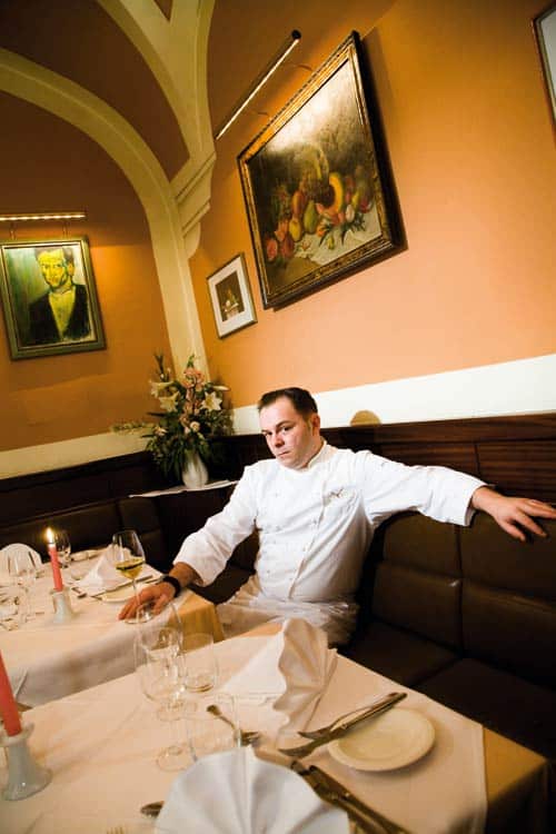 Tommy R. Möbius in seinem Restaurant sitzend 