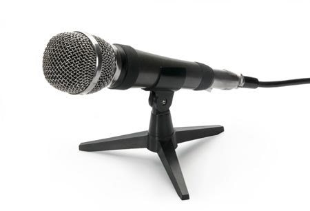 ein mikrofon liegt auf einem tisch in seiner halterung