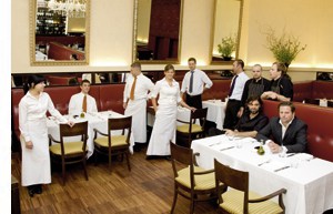 Konstantin Filippou und ein Team im Restaurant