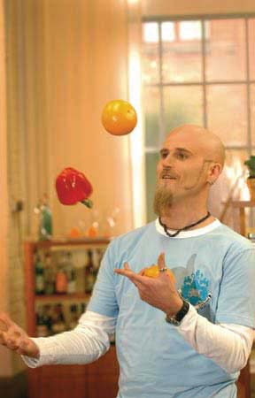 Ralf Zacherl jongliert mit Gemüse 