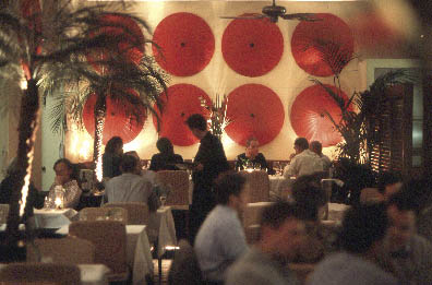 ein gut besuchtes Restaurant mit indoor palmen 
