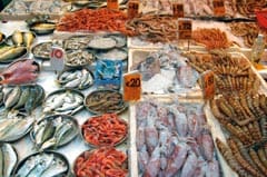 ein fischmarkt mit vielen verschiedenen meeresfruechten und fischsorten 