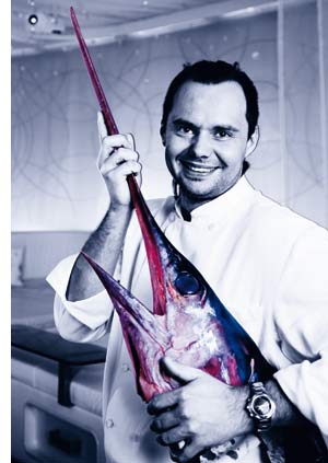 Mario Lohninger mit einem Schwertfisch in der Hand 