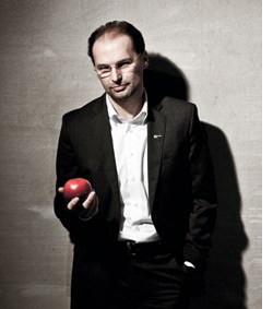 Thomas Panholzer mit einem Apfel in der Hand