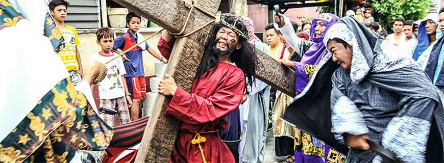 Bei Festen im ganzen Land feiern die Filipinos ihre katholische Religion.