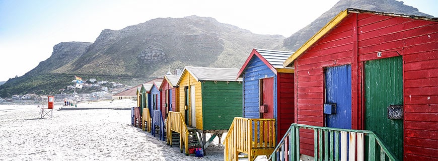 Zwischen Stadt, Bergen und Meer: Am Strand der False Bay in einem Vorort von Kapstadt kann man das schöne Leben genießen.