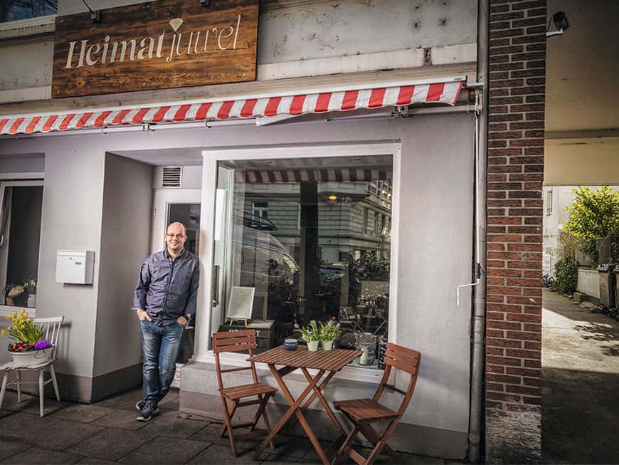 Koch Marcel Görke vor seinem Restaurant dem Heimatjuwel