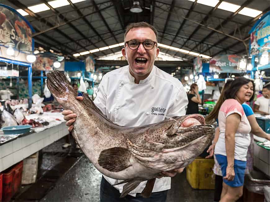 José Luis González am Markt mit großem Fisch in den Händen
