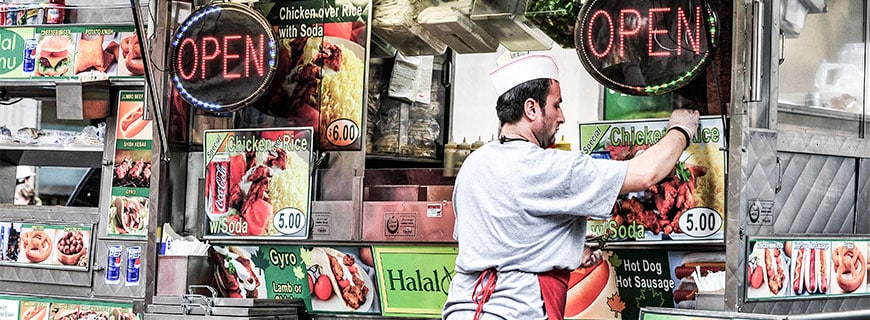 eine Kebabbude die mit Halal Fleisch Werbung macht